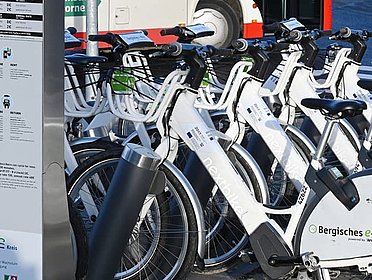 Parkende E-Bikes am Bahnhof Bergisch Gladbach.